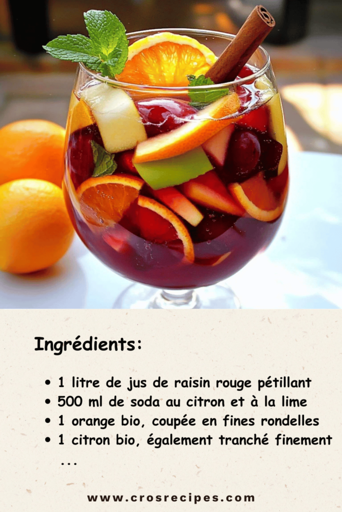 Pichet de sangria sans alcool colorée avec fruits et menthe