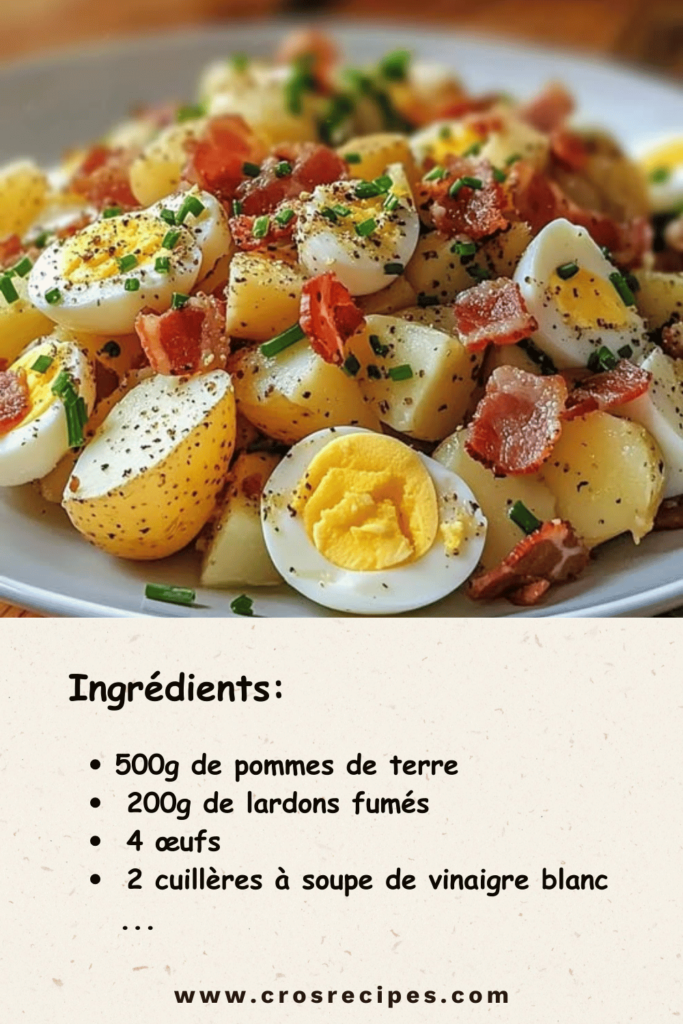 Salade pomme de terre lardons œufs servie avec ciboulette