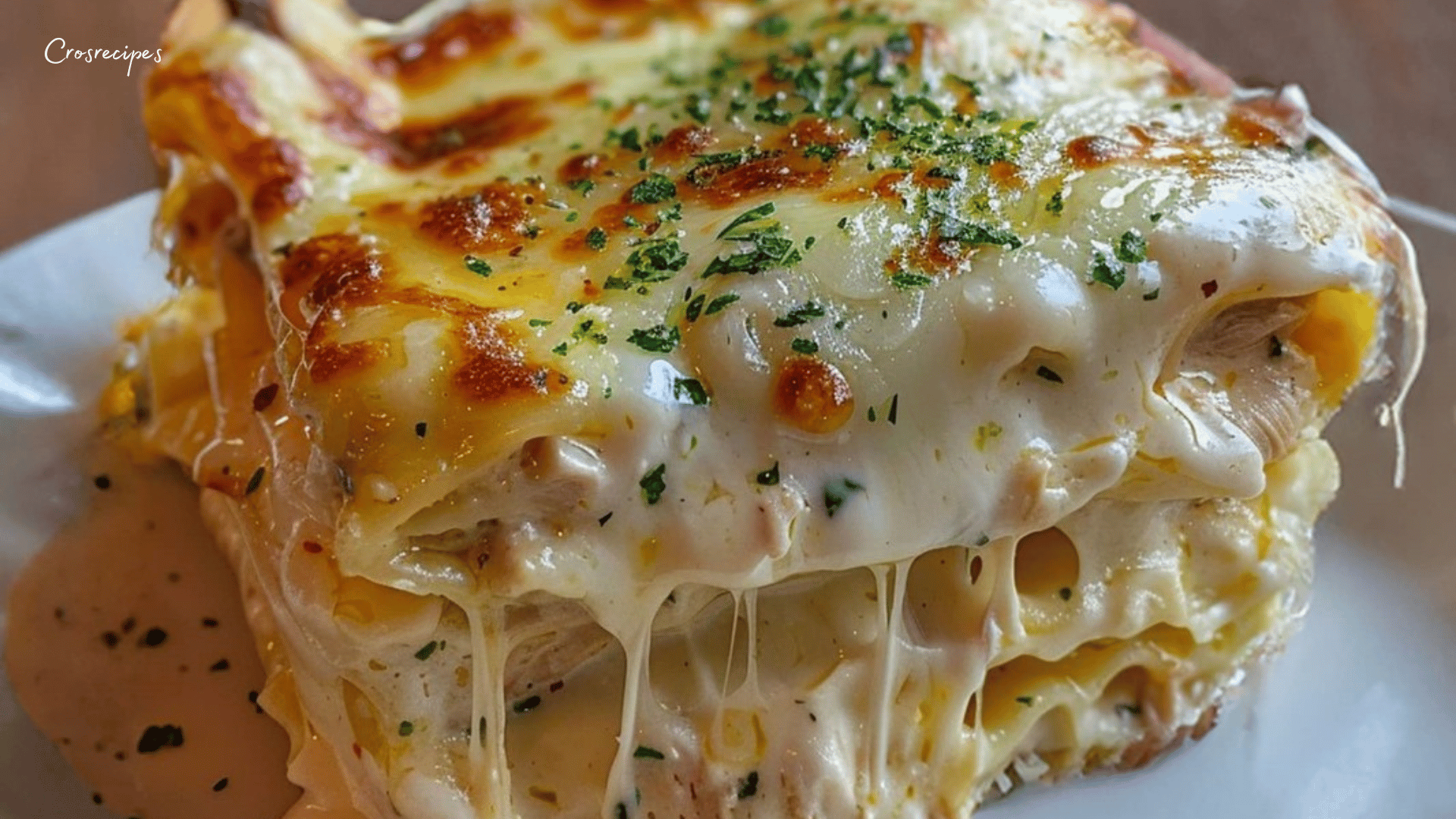 Lasagnes au poulet et sauce blanche crémeuse dans un plat gratiné.