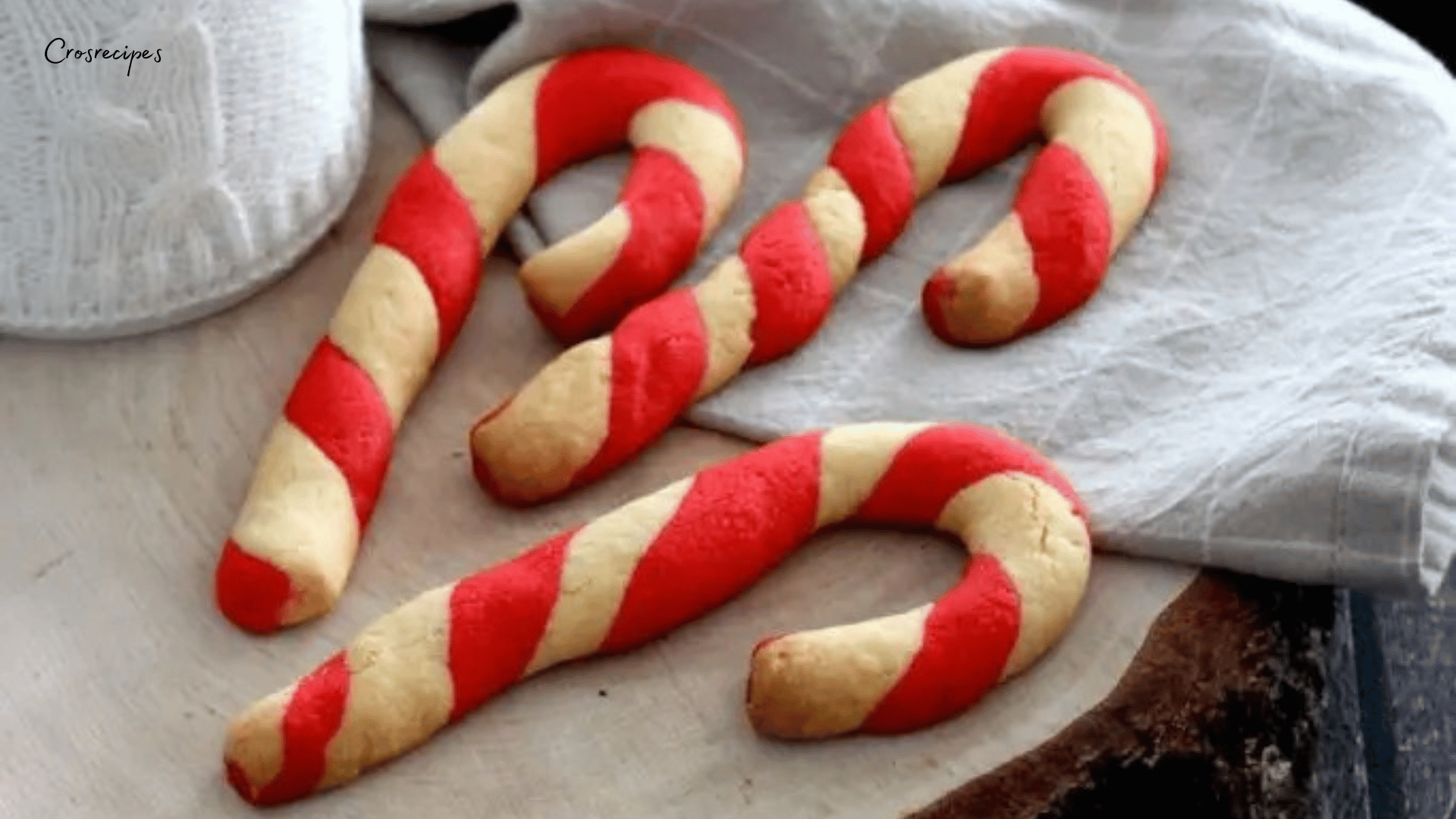 Sablés façon sucre d’orge torsadés rouges et blancs prêts à être dégustés.