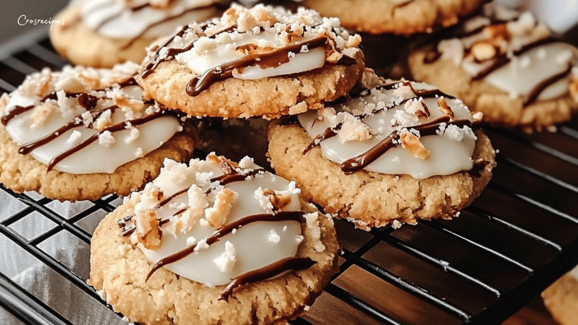 Biscuits sablés coco avec chocolat blanc et noir décorés de noix de coco râpée et éclats de noisettes.