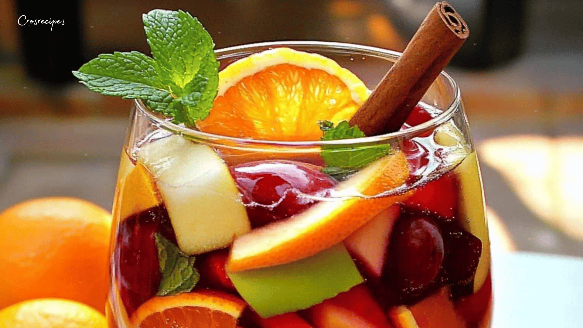 Pichet de sangria sans alcool colorée avec fruits et menthe