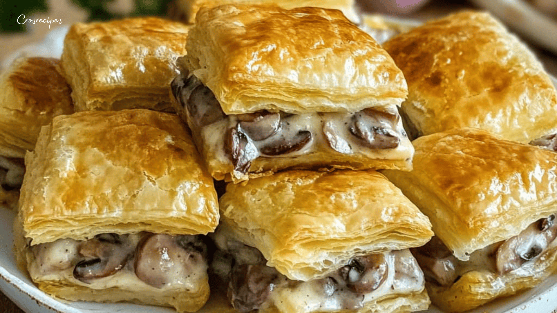 Feuilletés dorés aux champignons et crème à l’ail