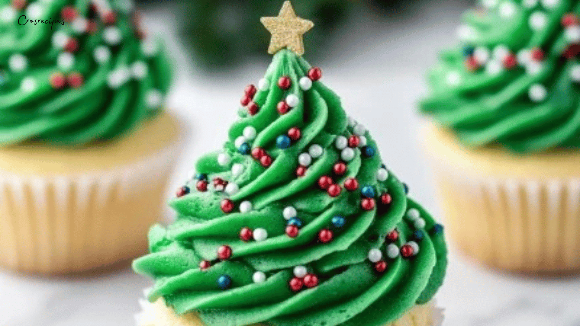 Cupcakes sapin de Noël avec glaçage vert et décorations scintillantes