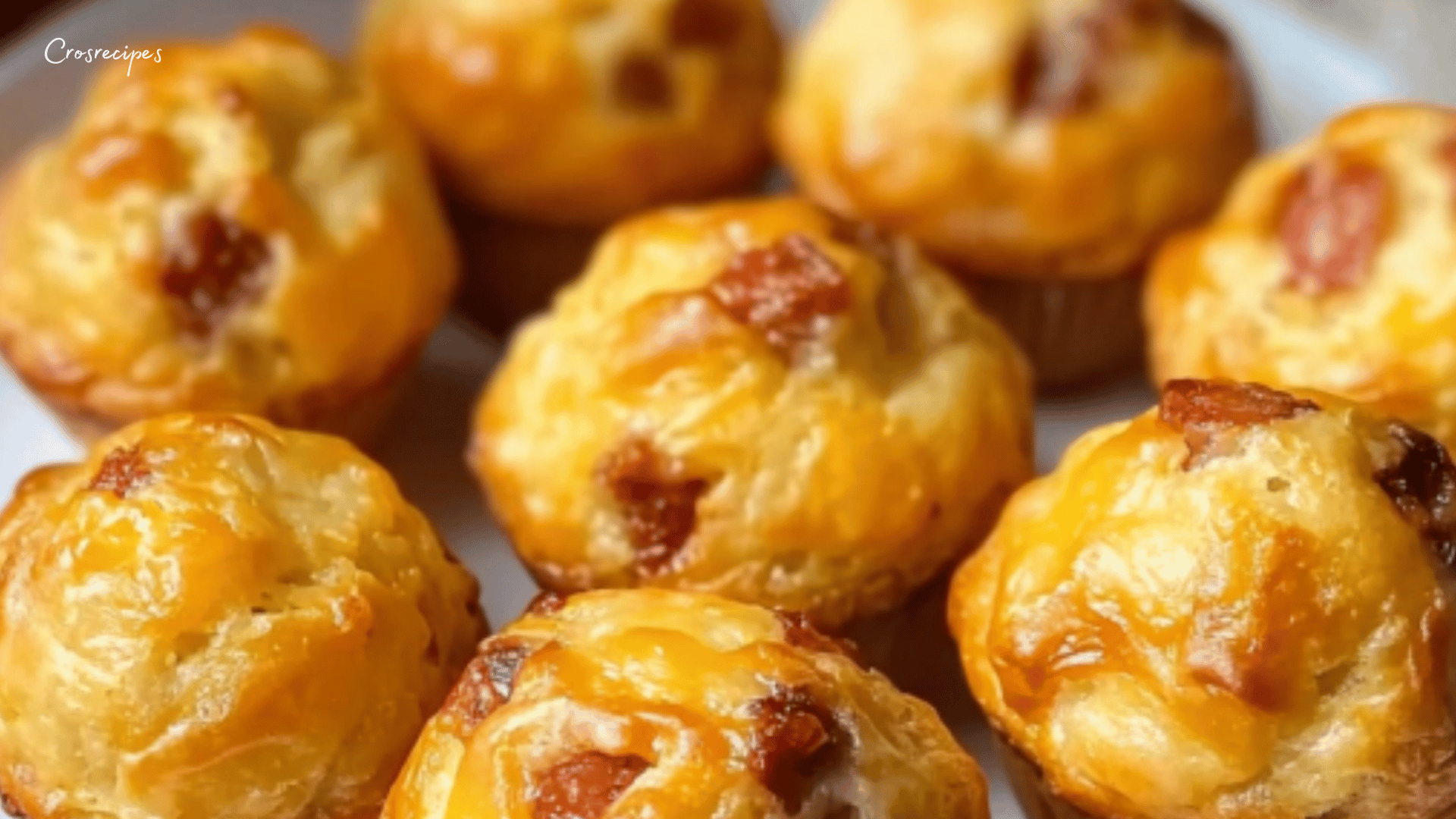 Muffins dorés au chorizo et comté, disposés sur une assiette garnie de persil