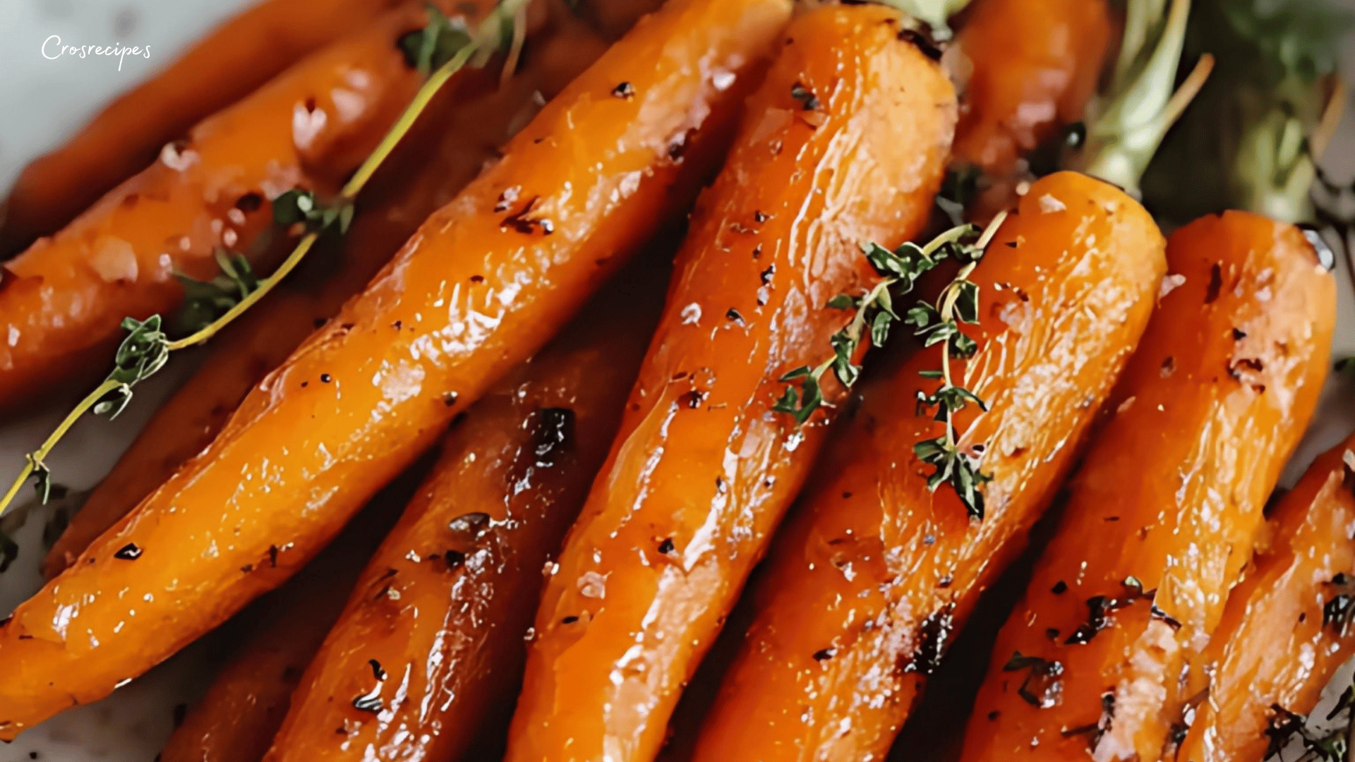 Carottes rôties dorées au four, garnies de thym frais et servies dans un plat rustique