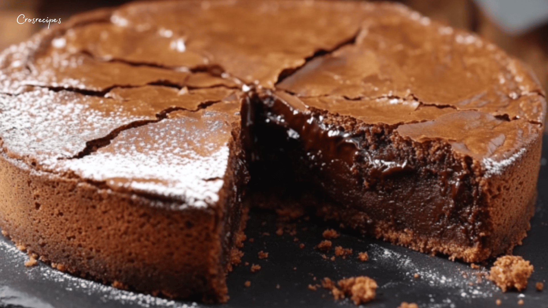 Fondant Baulois au chocolat, tranché pour révéler sa texture fondante, servi avec une touche de caramel au beurre salé