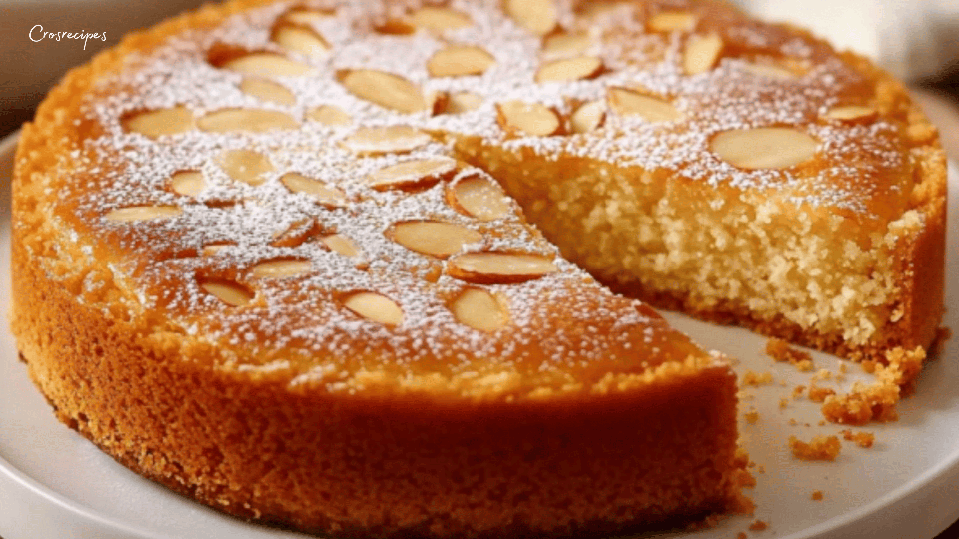 Namandier fondant aux amandes, décoré d’amandes effilées et saupoudré de sucre glace