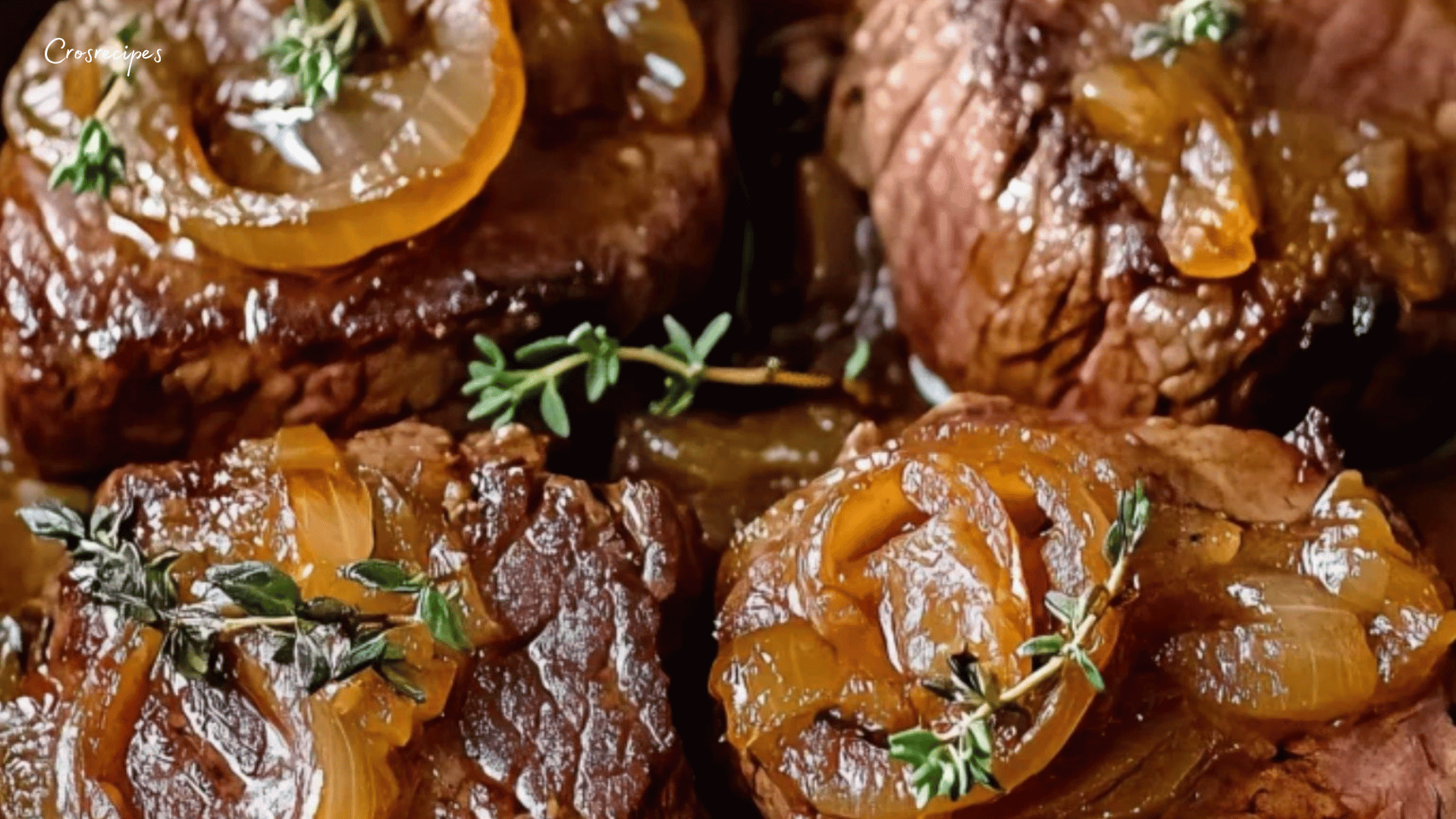 Filet mignon au miel, aux oignons et au gingembre, servi avec riz pilaf et ananas.