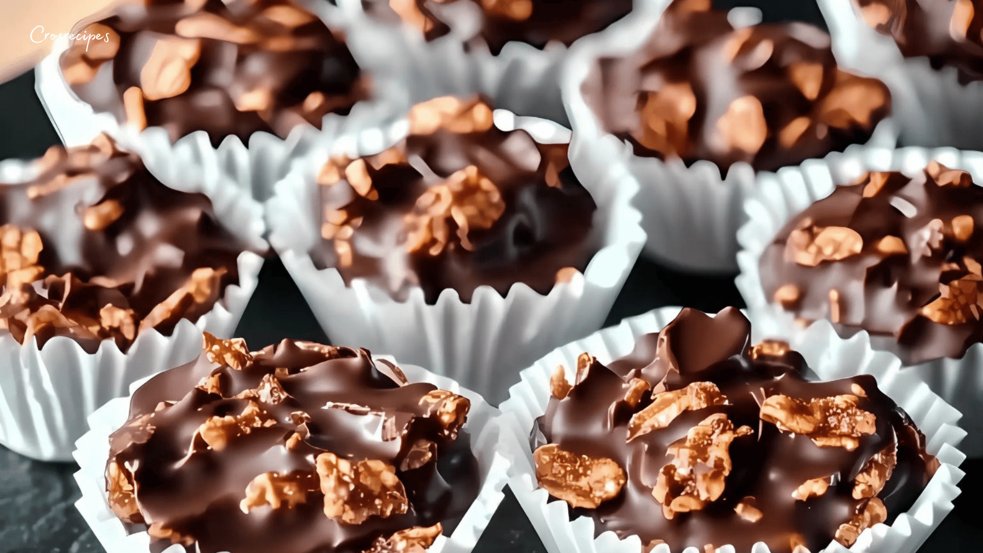 Roses des sables croustillantes au chocolat, disposées dans des caissettes en papier.