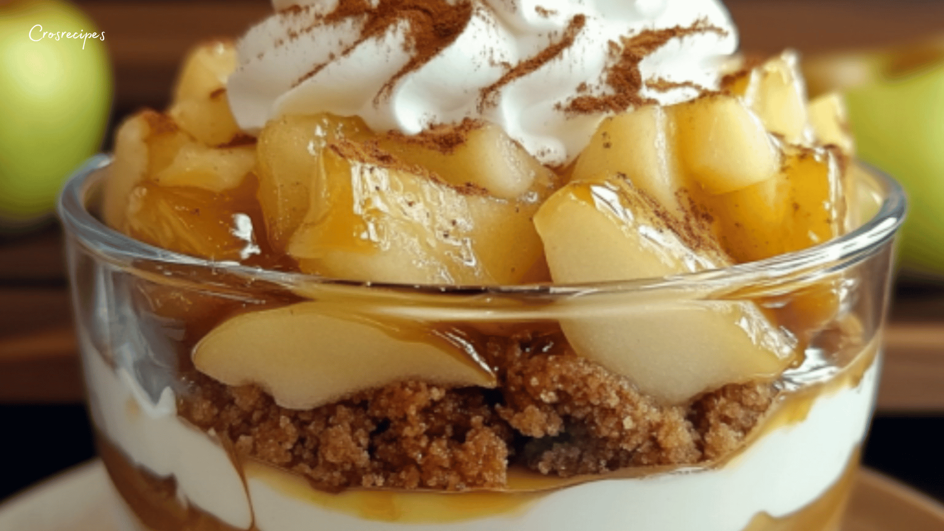 Verrines de tiramisu au caramel beurre salé, surmontées de pommes caramélisées et nappées de caramel.