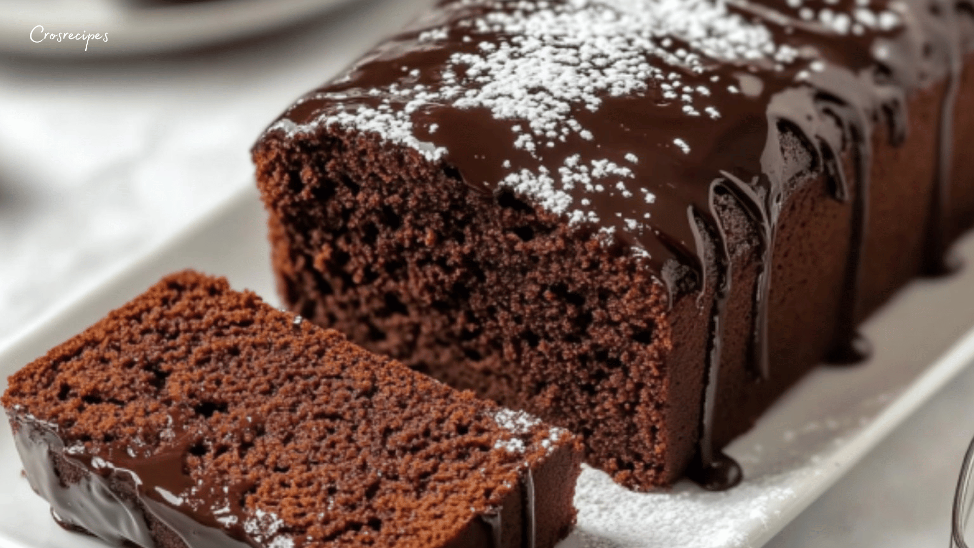 Tranches de quatre-quarts au chocolat, servies sur une assiette avec des pépites de chocolat et une tasse de café.