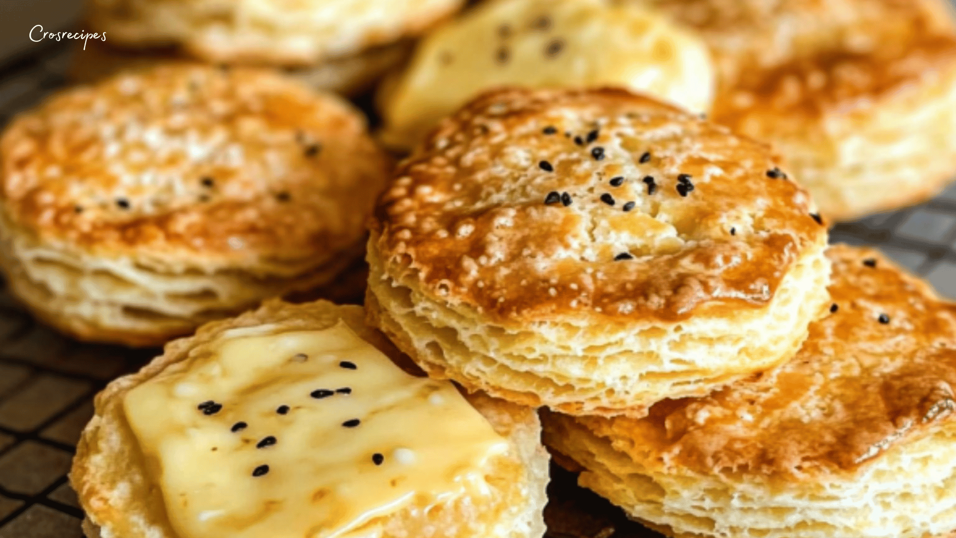 Biscuits apéro dorés, au Comté et à la moutarde, présentés dans un bol avec un verre de vin blanc.