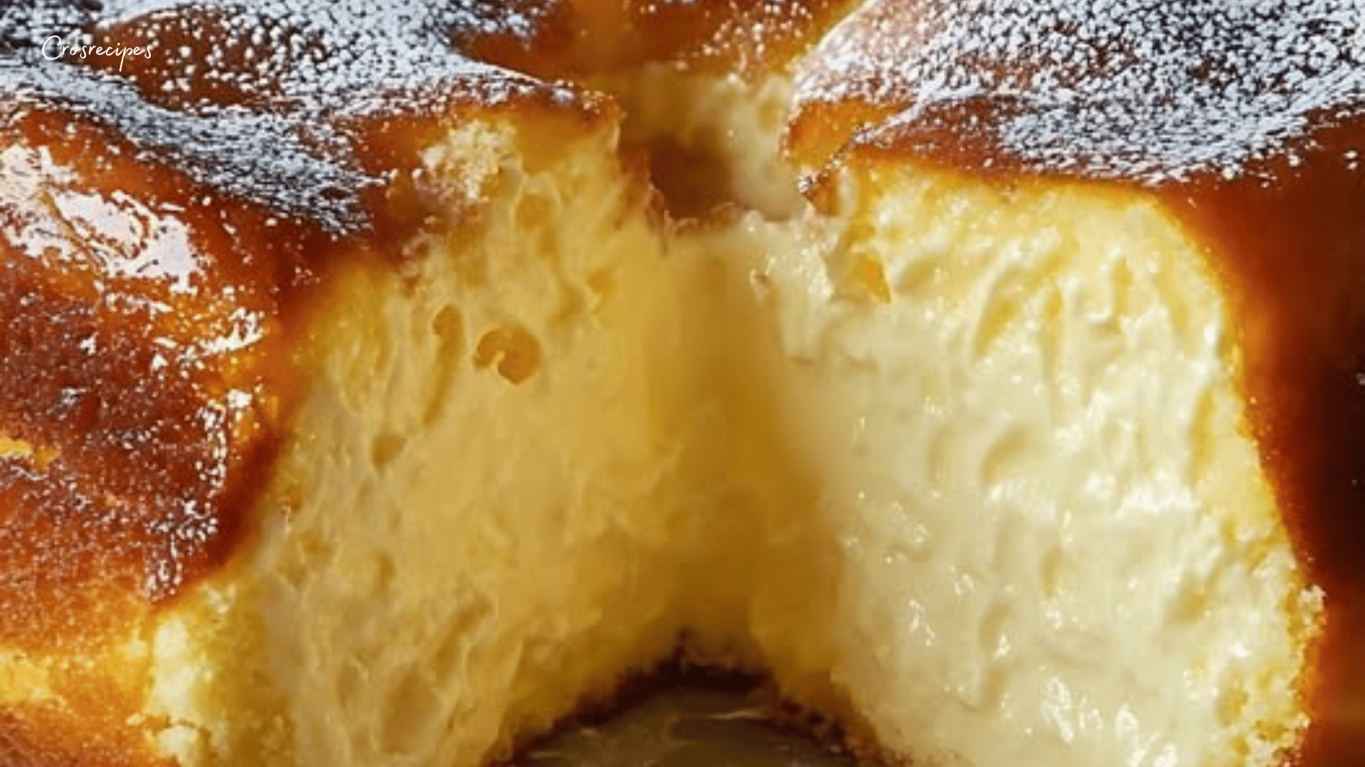 Gâteau crémeux au yaourt, doré et moelleux, servi sur une assiette avec une cuillère.