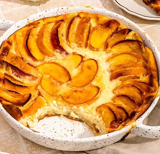 Clafoutis aux pêches gourmand, dessert doré et fruité.