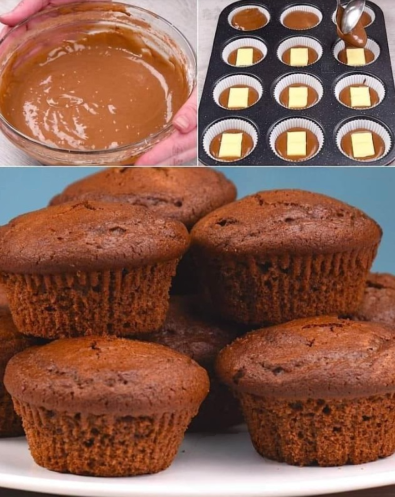 Muffins au chocolat bien gonflés, avec un cœur fondant au chocolat blanc, présentés dans des moules colorés sur une assiette.