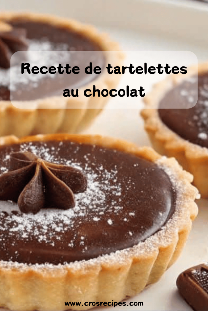 Tartelettes au chocolat avec une garniture crémeuse, servies avec des copeaux de chocolat et une touche de crème fraîche.