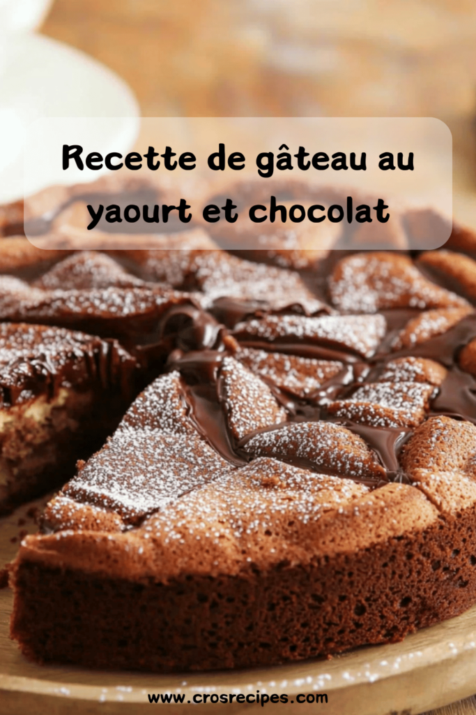 Gâteau moelleux au yaourt et chocolat, nappé de glaçage brillant et décoré de pépites.