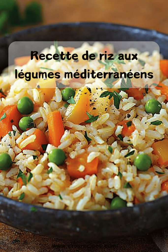 Assiette de riz aux légumes méditerranéens colorés, garnie d’herbes fraîches.