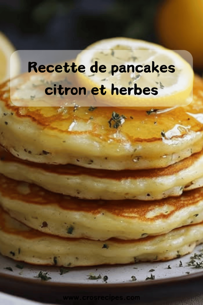 Pancakes dorés au citron et herbes fraîches, garnis de tranches de citron et de sirop d’érable.