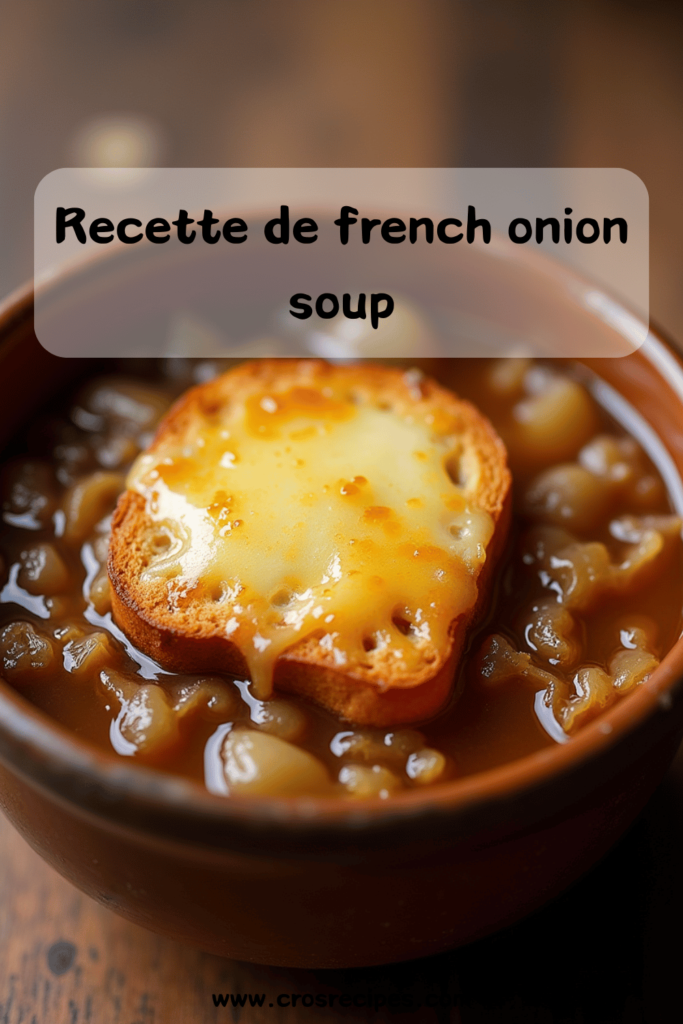 Bol de soupe à l’oignon fumante avec croûtons gratinés au fromage sur le dessus.