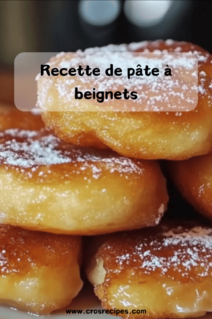 Beignets dorés saupoudrés de sucre glace, prêts à être dégustés.