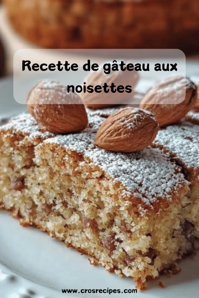 Gâteau aux noisettes moelleux, saupoudré de sucre glace, servi sur une assiette.