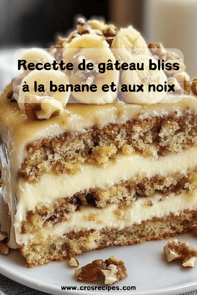 Gâteau bliss à la banane et aux noix doré et moelleux, garni de noix hachées.