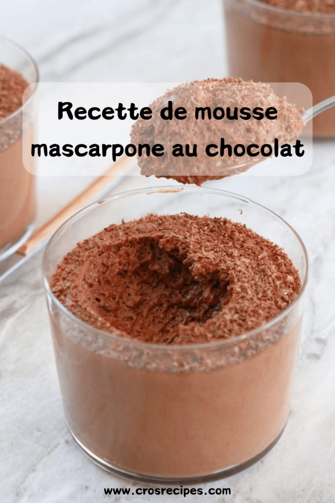 Verrine de mousse mascarpone au chocolat, décorée de cacao et de copeaux de chocolat.