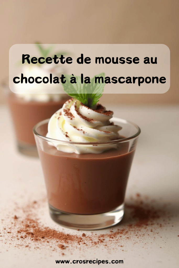 Verrine de mousse au chocolat à la mascarpone décorée de copeaux de chocolat noir et d'une pincée de fleur de sel.