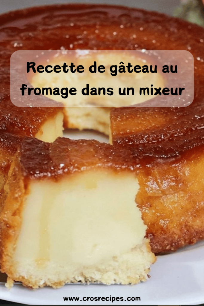 Un gâteau au fromage doré et caramélisé, démoulé et présenté sur une assiette, avec une texture crémeuse et brillante.