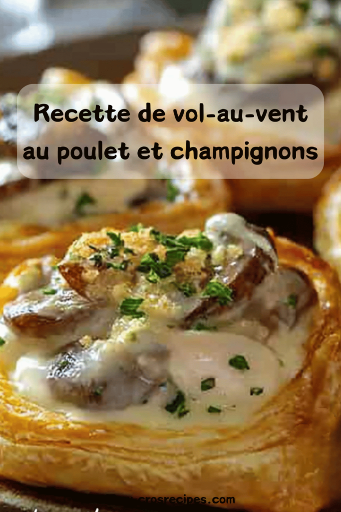 Vol-au-vent dorés garnis d'une sauce crémeuse au poulet et champignons, servis avec persil frais.