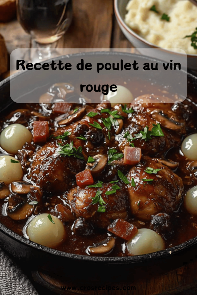 Poulet au vin rouge avec carottes, champignons et oignons grelots dans une cocotte, garni de persil frais.
