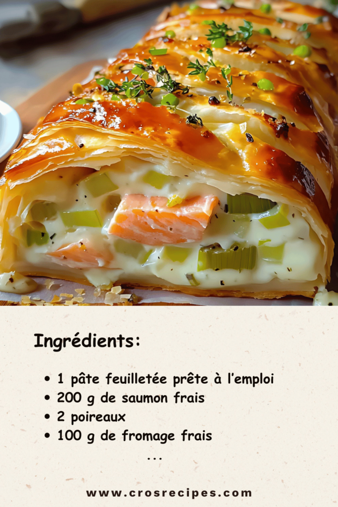 Feuilleté doré au saumon et poireaux sur une assiette, décoré de brins de ciboulette et accompagné d’une salade fraîche.