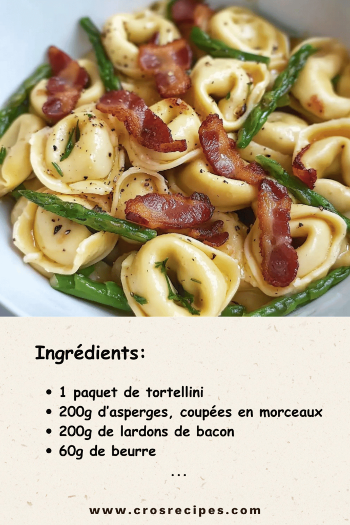 Assiette de tortellini avec asperges, bacon croustillant et beurre noisette, garnie de parmesan râpé et de feuilles de basilic frais.