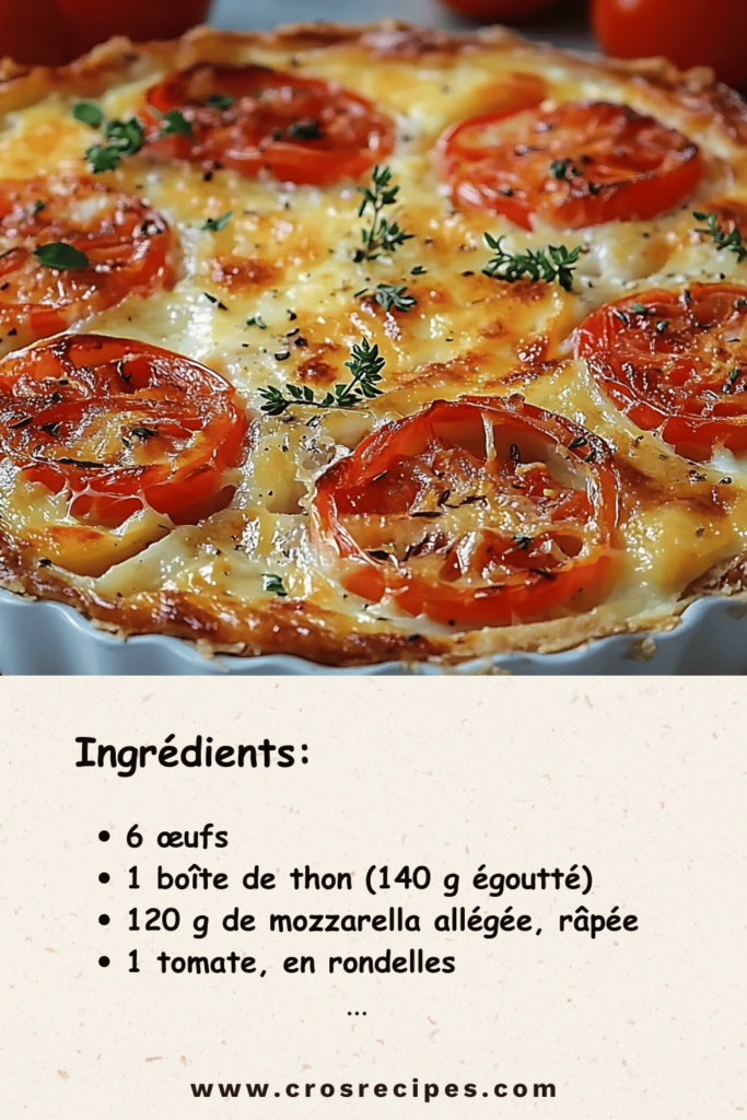 Quiche sans pâte au thon et tomates avec mozzarella gratinée et herbes fraîches sur une table rustique.