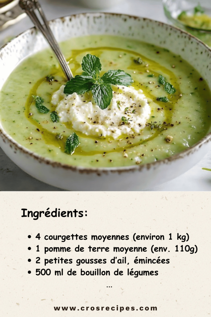 Velouté de courgettes crémeux à la menthe servi dans un bol avec feuilles de menthe fraîche.