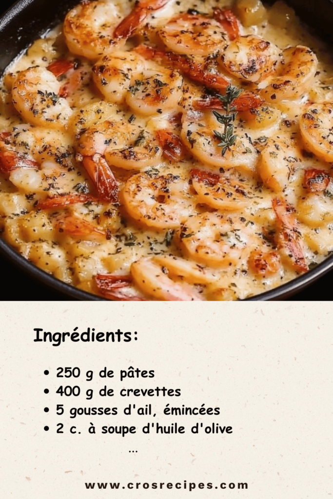 Gratin de pâtes aux crevettes avec sauce crémeuse, doré et appétissant.