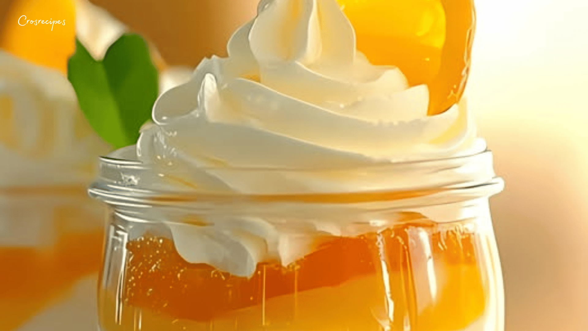 Verrines de mousse aux clémentines, décorées de zestes et de feuilles de menthe, servies sur un plateau élégant.