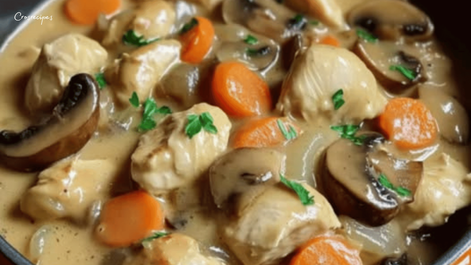 Blanquette de poulet maison servie dans un plat blanc, accompagnée de légumes et garnie de persil frais.