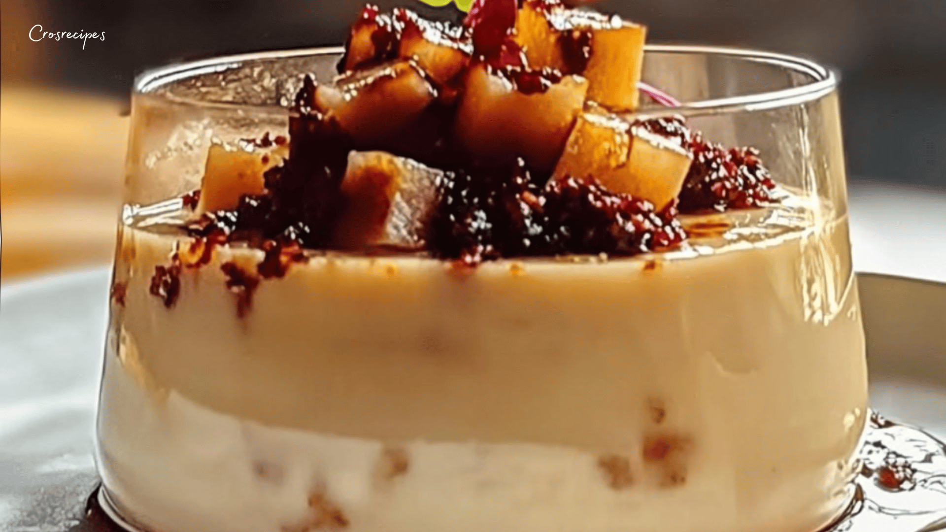 Panna cotta au foie gras décorée d’un coulis de fruits rouges et d’une feuille de persil sur une assiette raffinée.