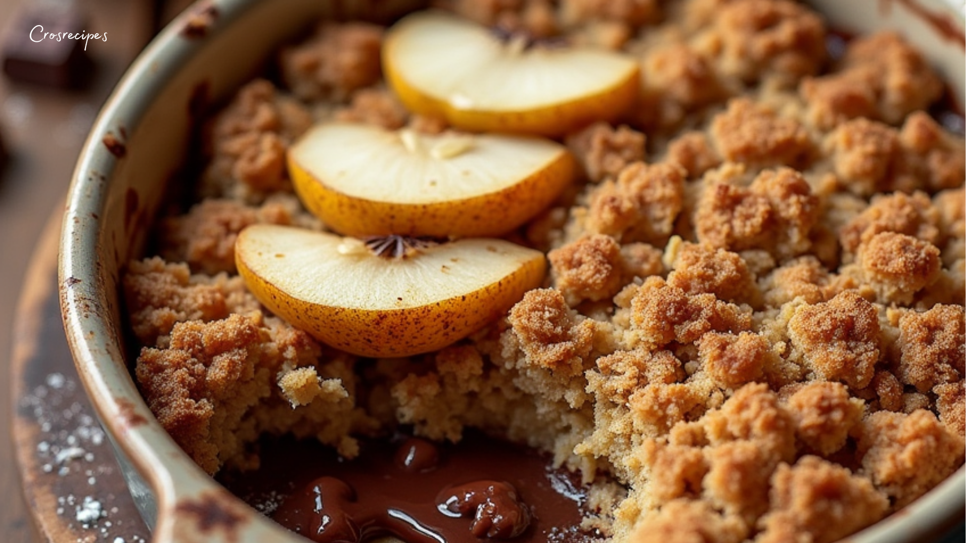 Crumble poire et chocolat doré avec une boule de glace à la vanille.