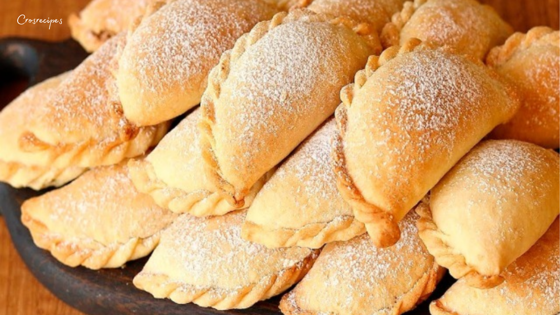 Disques de pâte à empanadas maison prêts à être garnis avec de la viande ou des légumes.