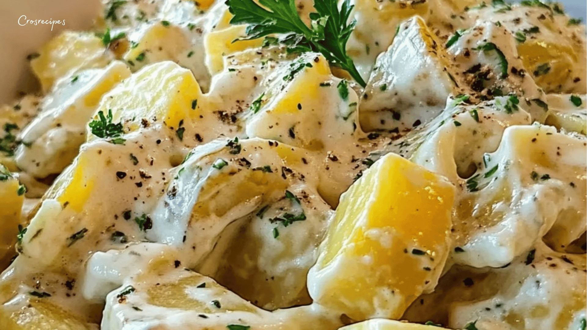 Salade de pommes de terre maison avec cornichons et ciboulette.