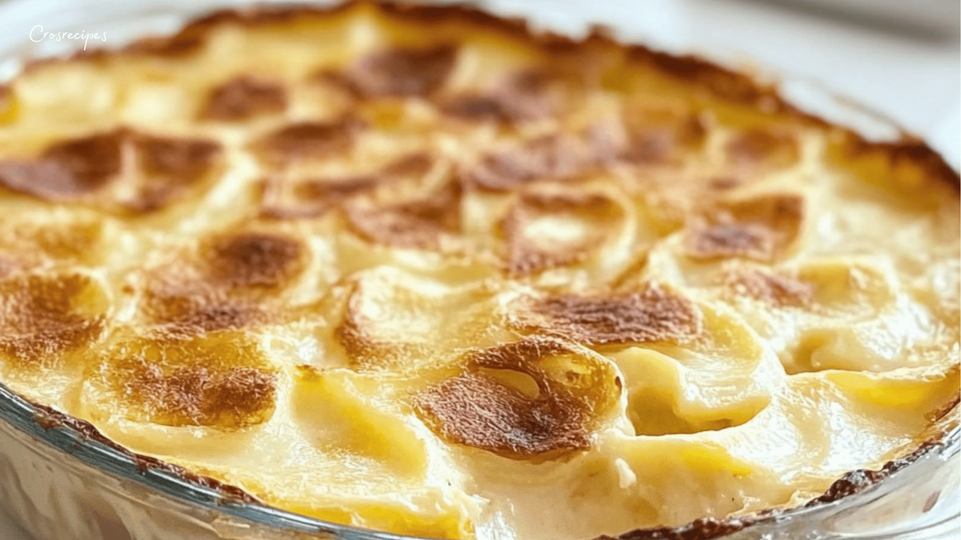 Plat de gratin dauphinois traditionnel doré et prêt à être servi, garni d’une fine croûte dorée.