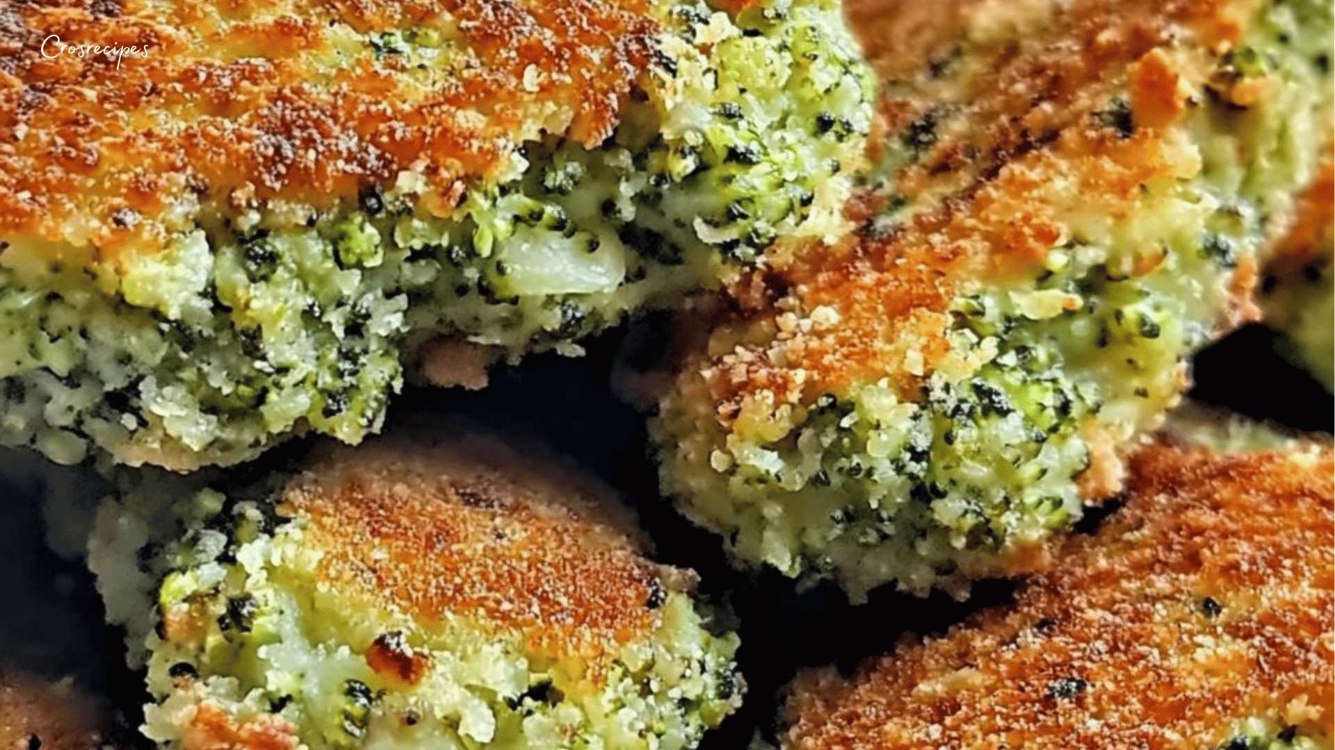 Croquettes de brocolis dorées avec de la feta fondante, servies avec une sauce.