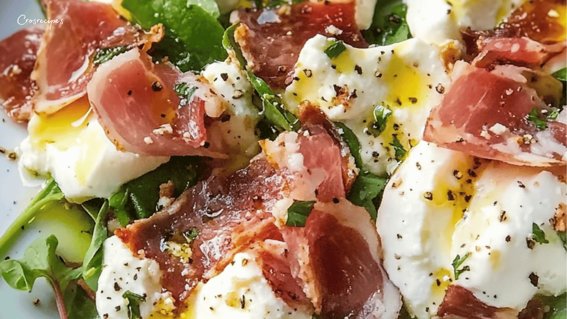 Salade gourmande avec poires en tranches, burrata crémeuse et jambon cru sur un plat de service, garnie de feuilles de basilic et de zeste de citron.