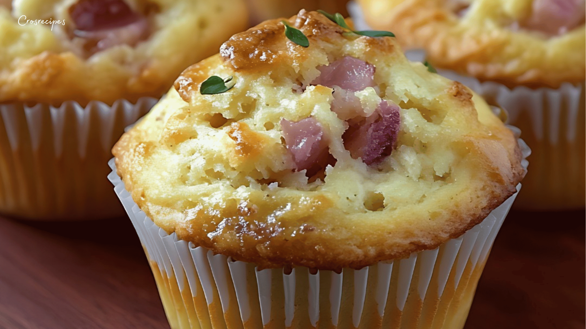 Muffins salés dorés aux dés de jambon et cœur fondant au fromage Kiri.