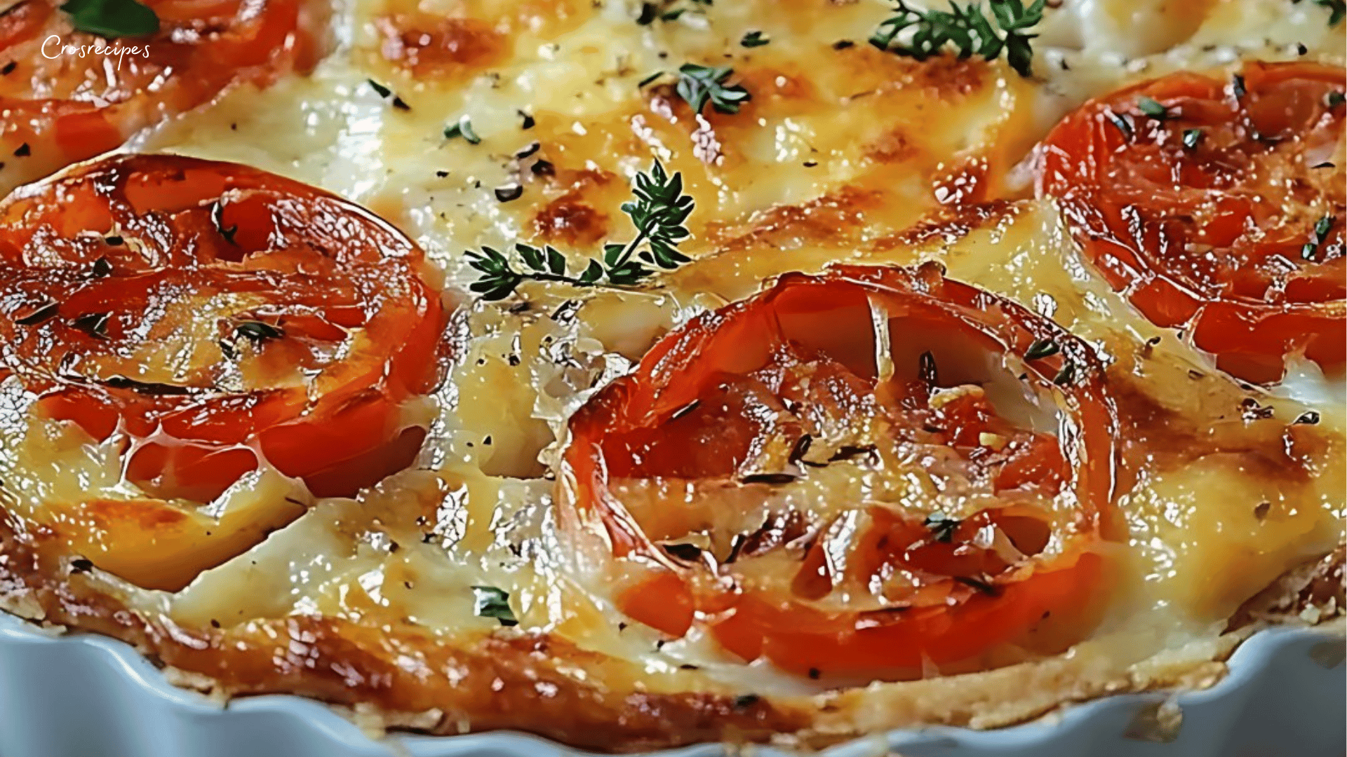 Quiche sans pâte au thon et tomates avec mozzarella gratinée et herbes fraîches sur une table rustique.