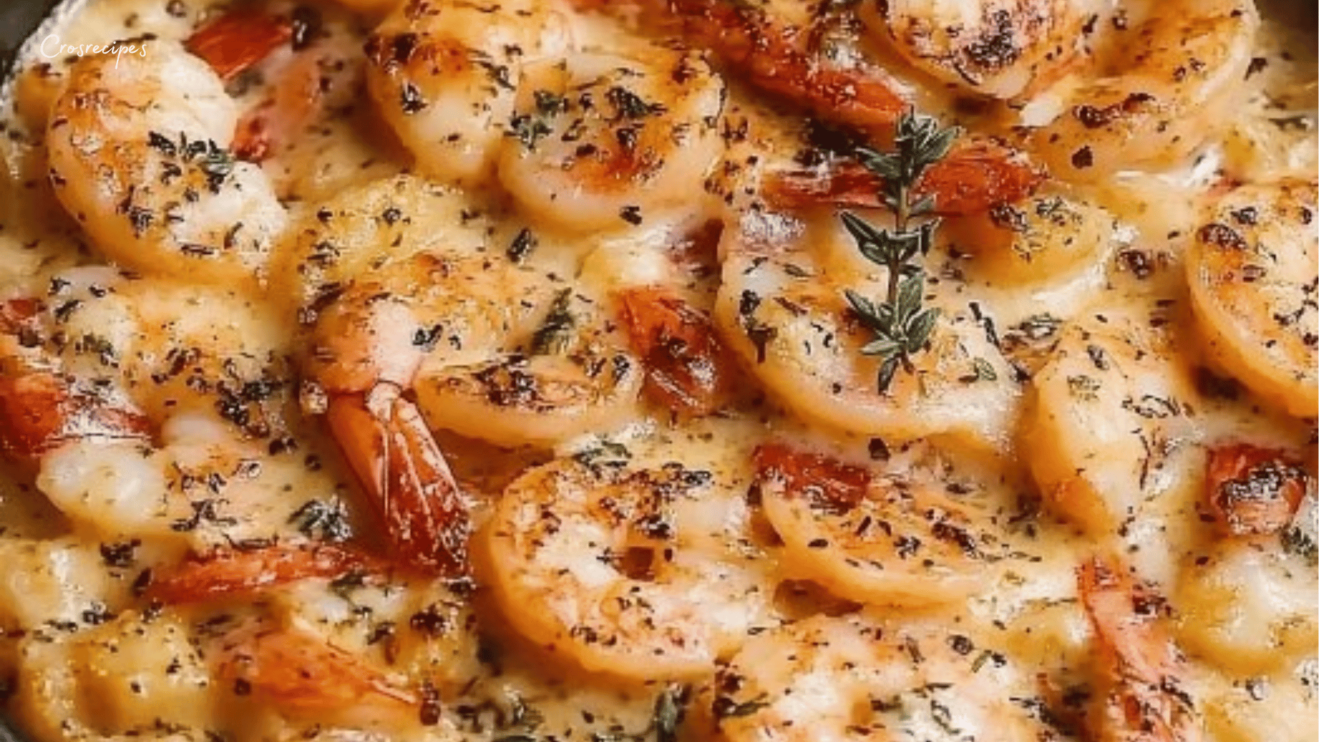 Gratin de pâtes aux crevettes avec sauce crémeuse, doré et appétissant.